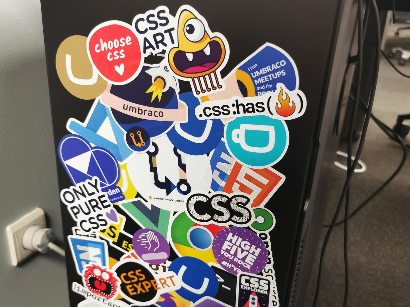 Søren Kottal's computer with a bunch of stickers, including a number of CSS-themed stickers.